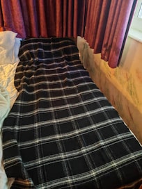 Je ne pouvais pas dormir sur les draps donc j ai mis mon écharpe, les rideaux sales.