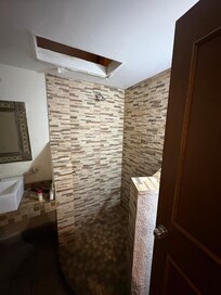 El baño es pequeño y no tiene cortina’s, lo cual hace q sea un disaster intentar darte un baño