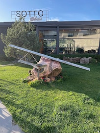 Entry drive decor and restaurant