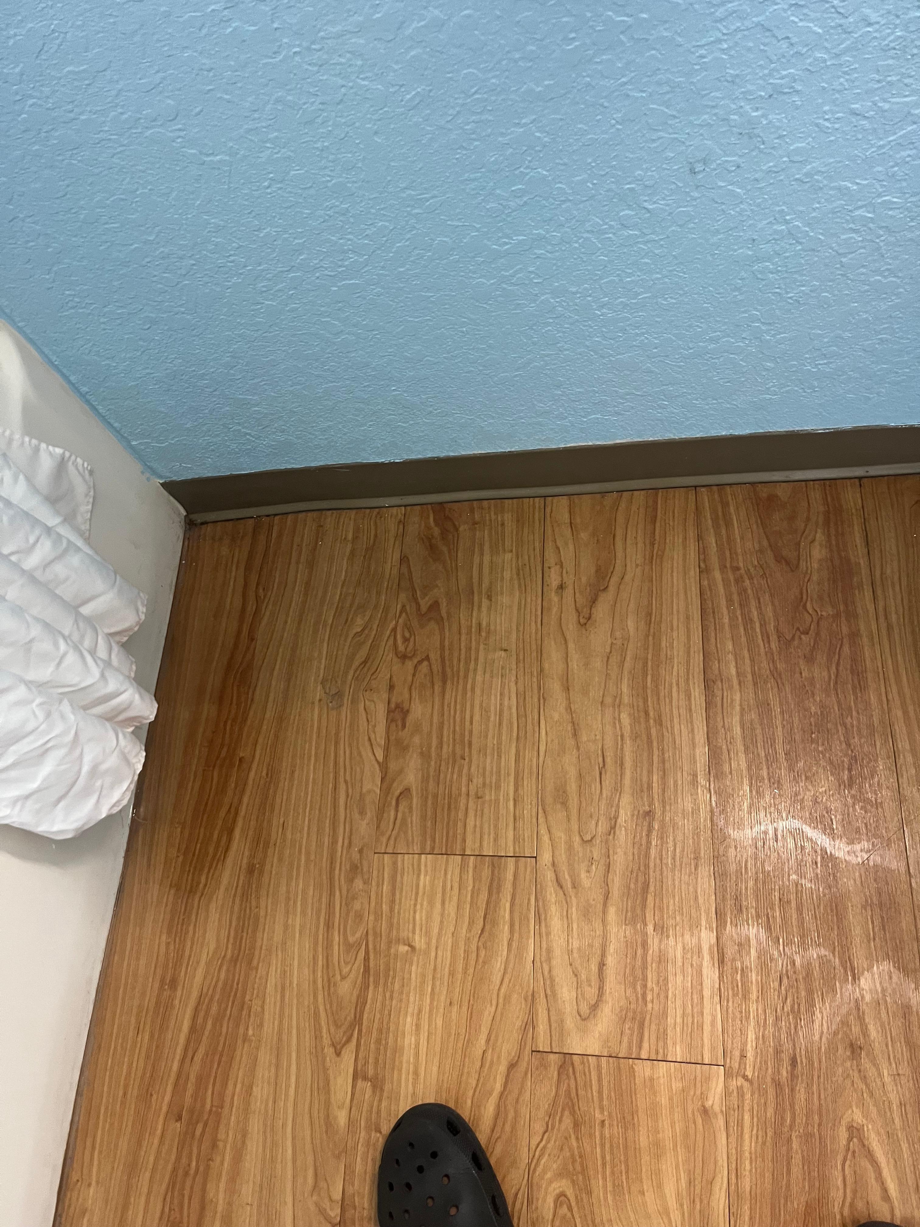 sink broken and dripping watet