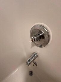 Impossible to open the faucet to have a shower. We don’t understand how the staff didn’t saw it, did they wash the bathroom?