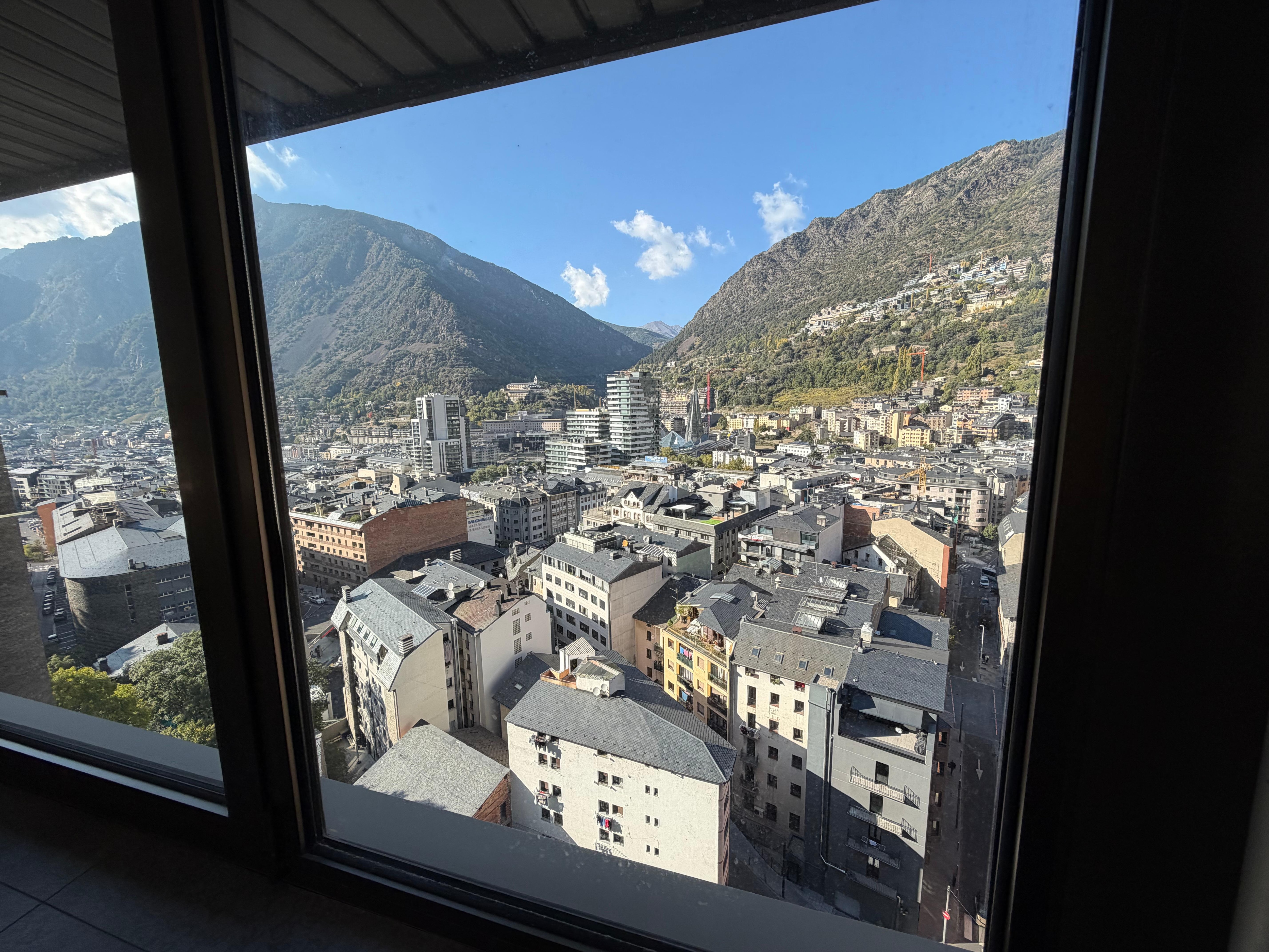 Vue de la piscine sur la ville