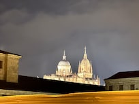 Tout prĂšs de lâhĂŽtel Las Claras⊠des monuments magnifiques. Le point de dĂ©part pour explorer Salamanca, apprĂ©cier la beautĂ© de la pierre salmantine, ses sites exceptionnels.