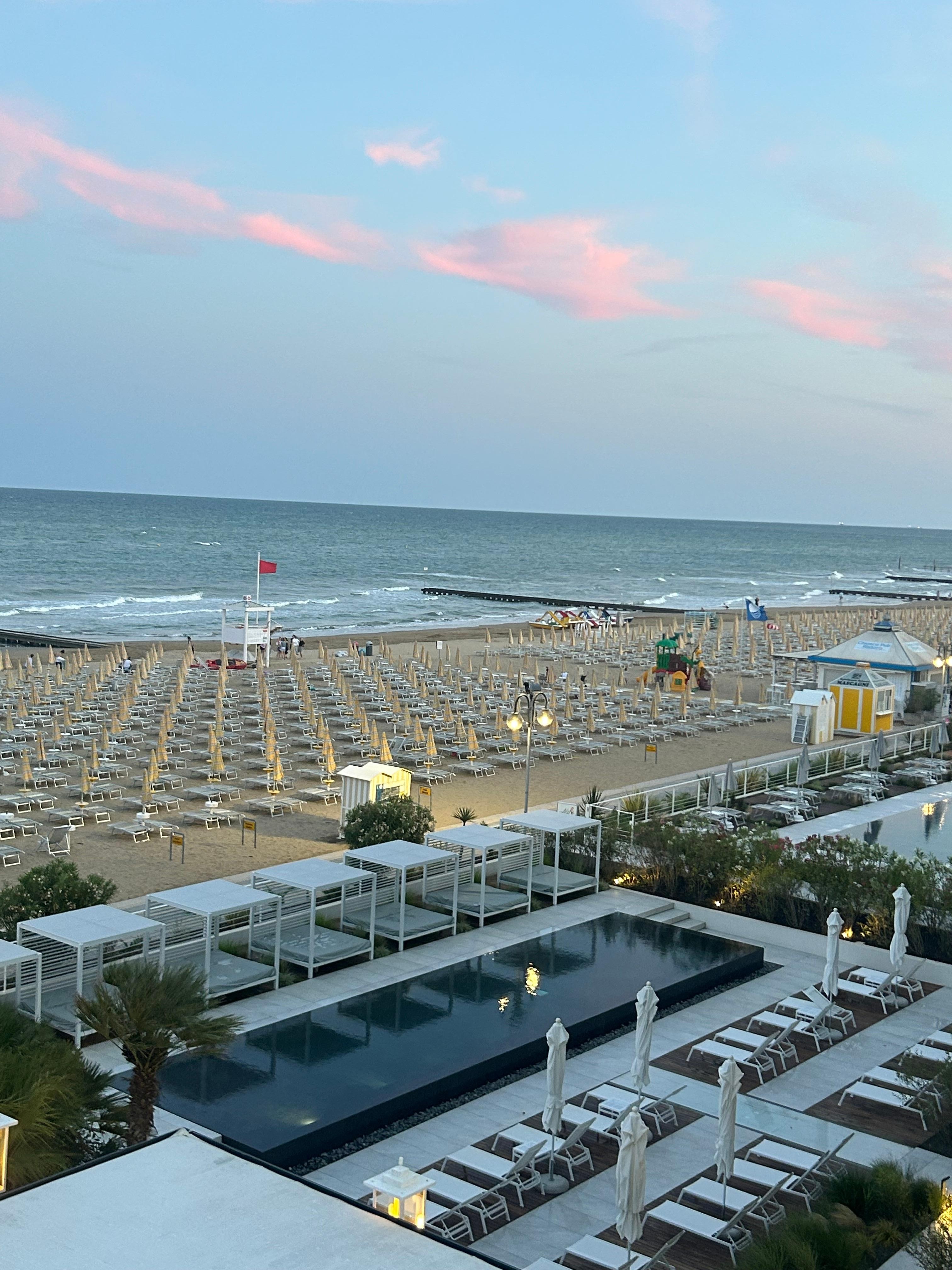 Utsikt frå hotellrommet ( dbrom m terasse og strandutsikt 