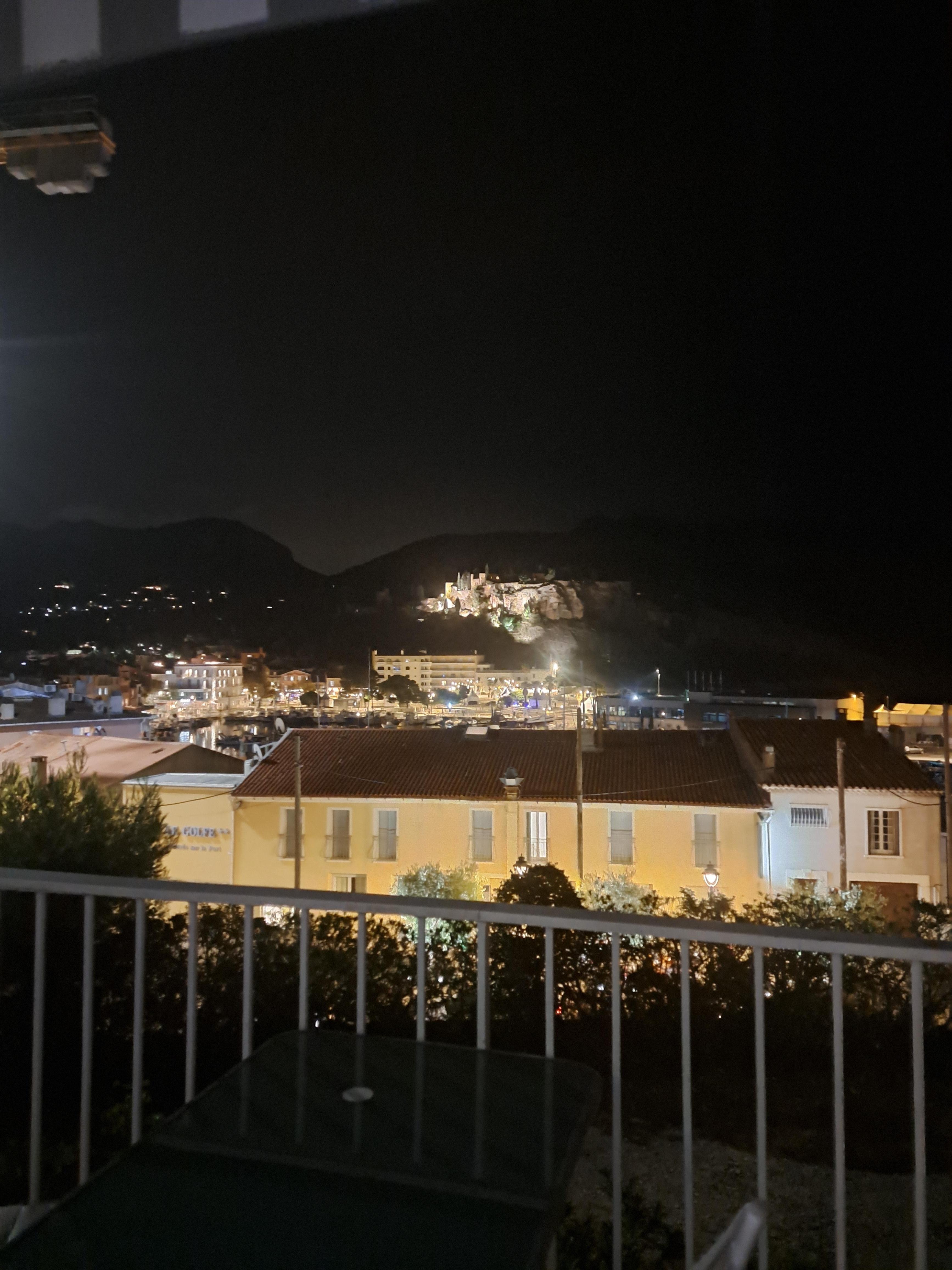 Vu du balcon le port de Cassis de nuit. 👍