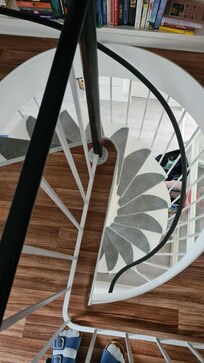 Steile Wendeltreppe