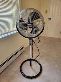 Heavy fan that was in the kitchen when we arrived, and had to be carried up steep stairs to the bedroom without AC.