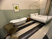 Quarto com banheira vitoriana