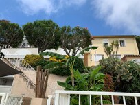 Hotellbyggnaden sett från poolen