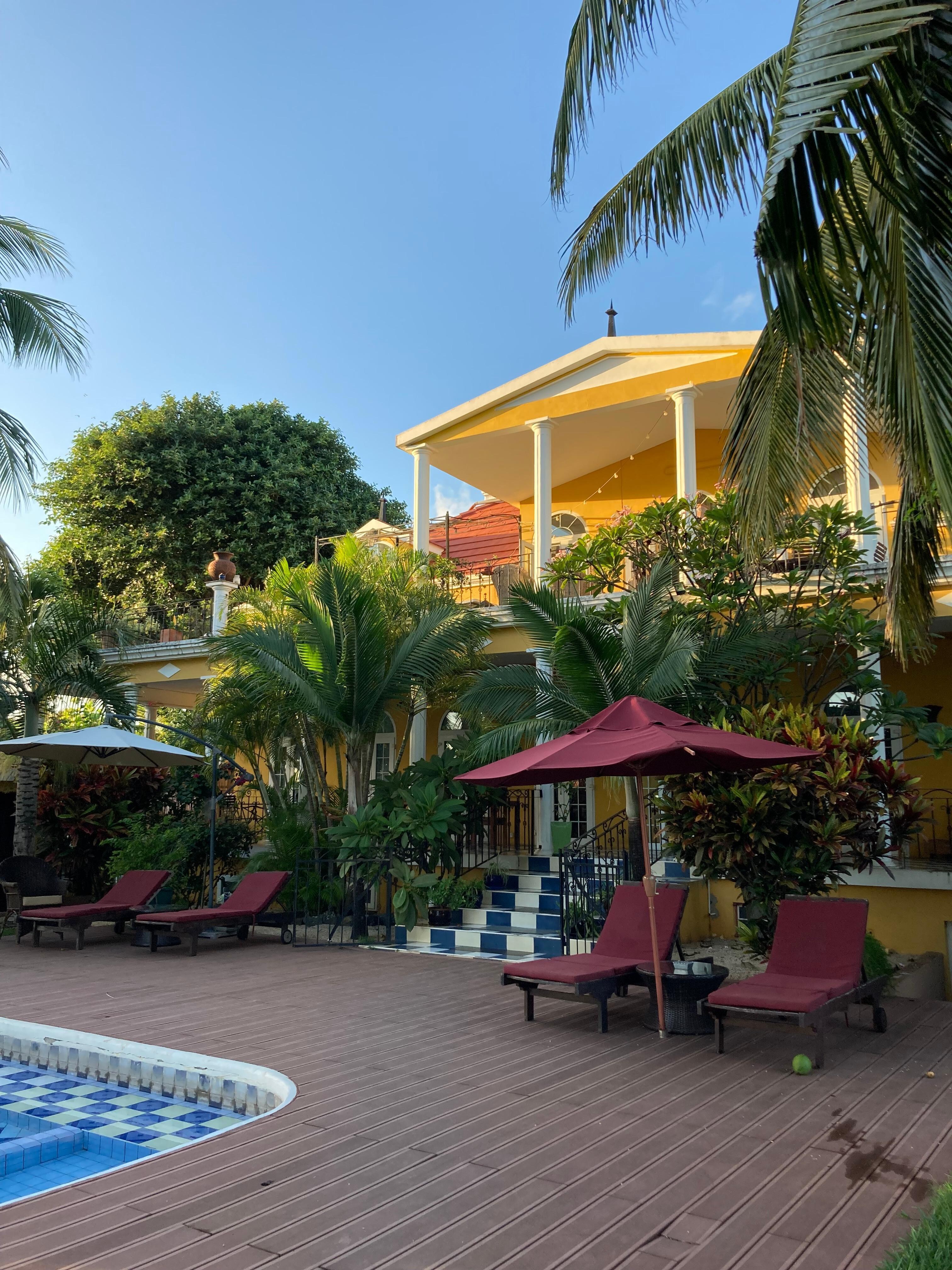 海の見えるプライベートプール。子ども用の浅いスペースもあって、安心です。