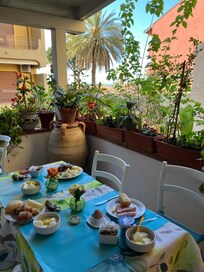 Sehr gutes Frühstück auf malerischer Terasse