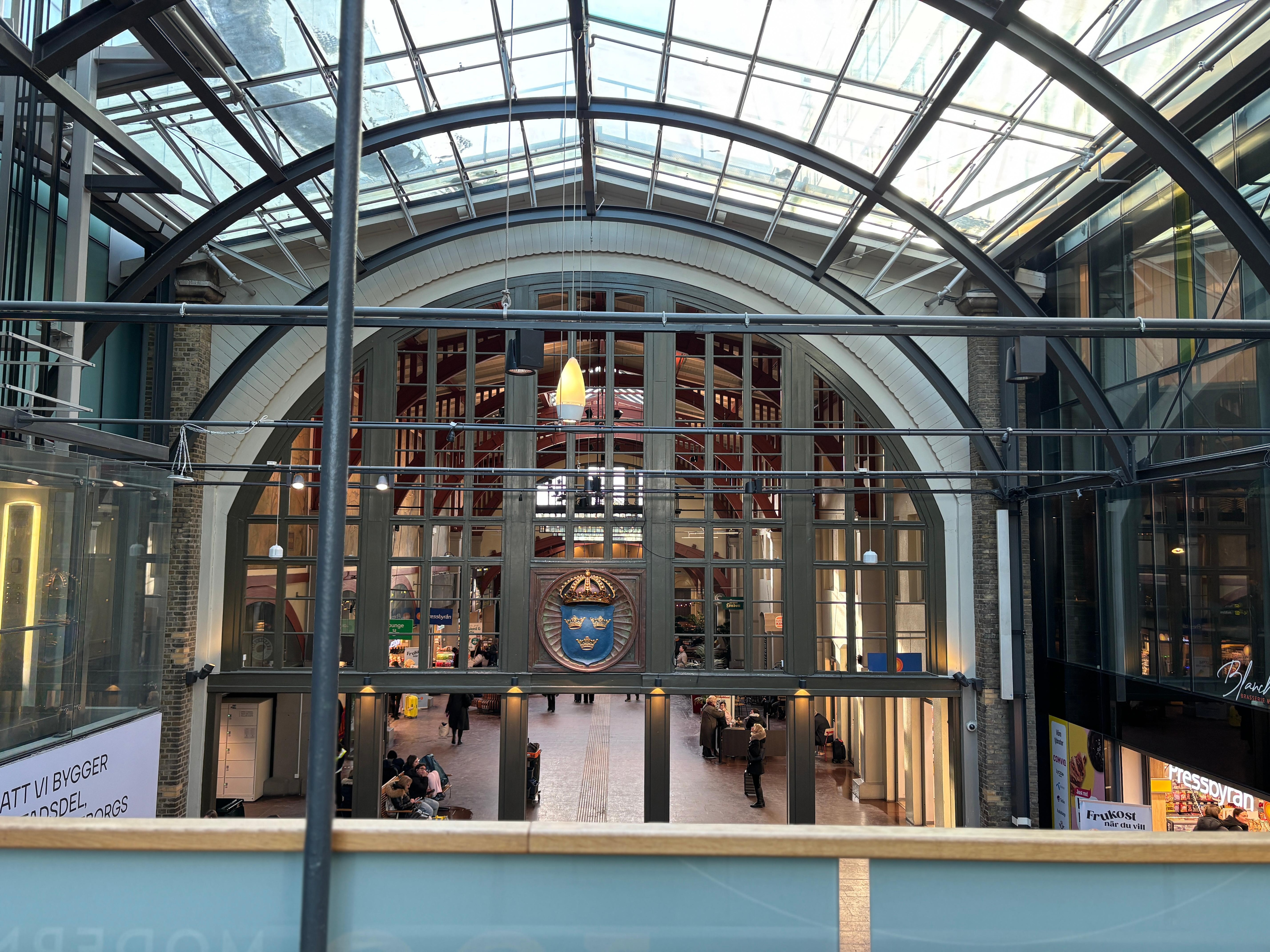 Udsigt fra gangbro mellem lobby og adgang til værelser 