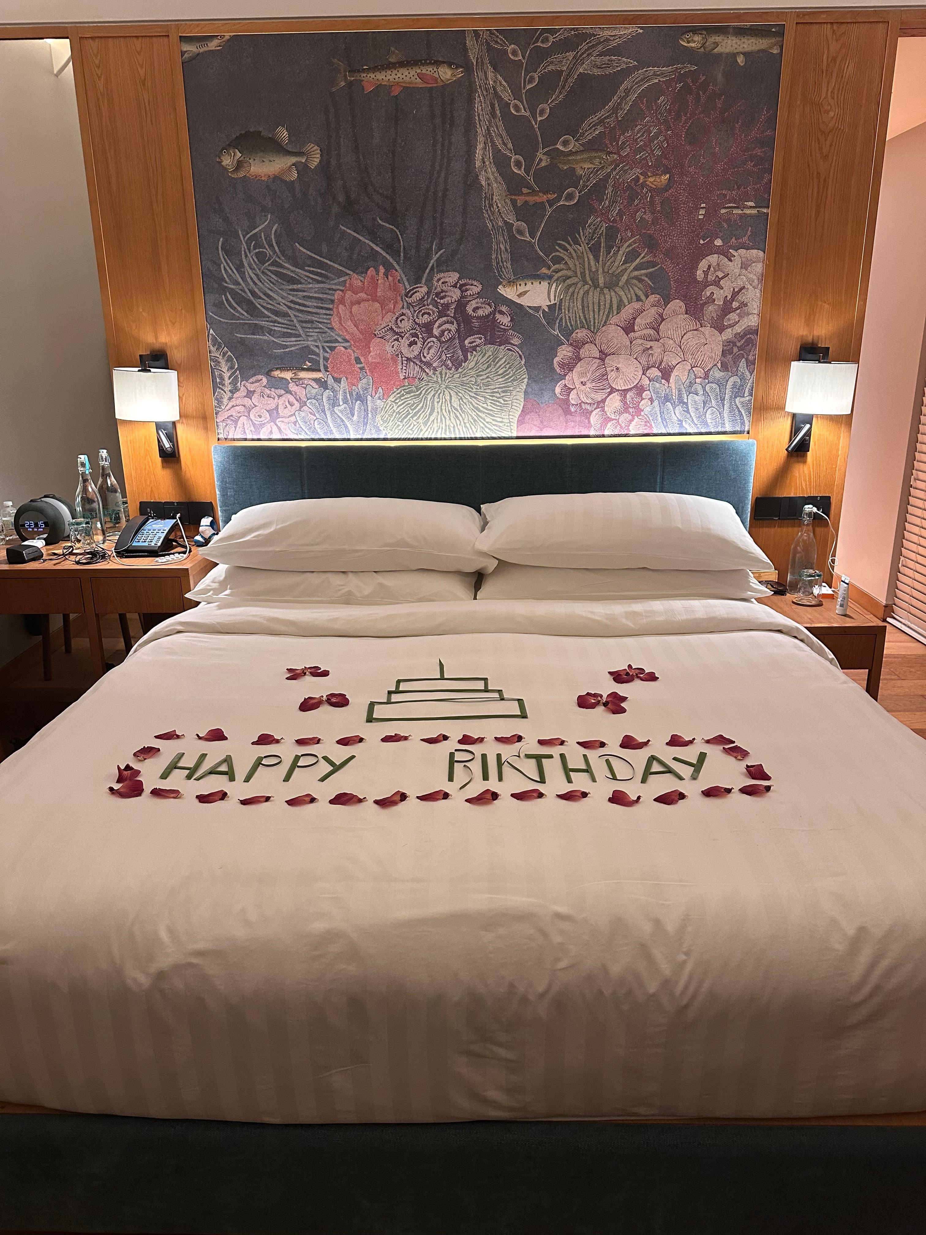 Surpresa no quarto no dia do meu aniversário 