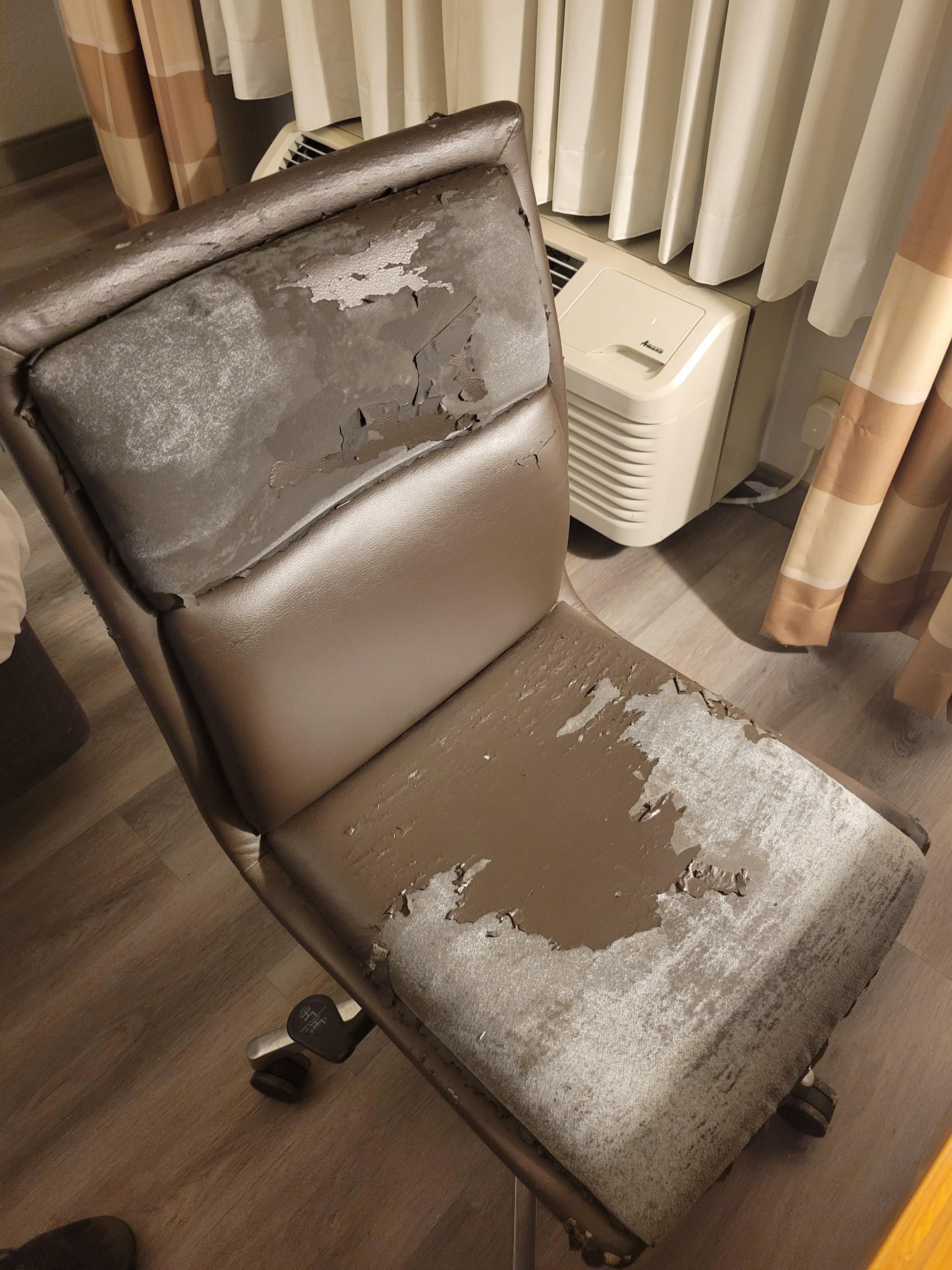 Chair that should be condemned. 