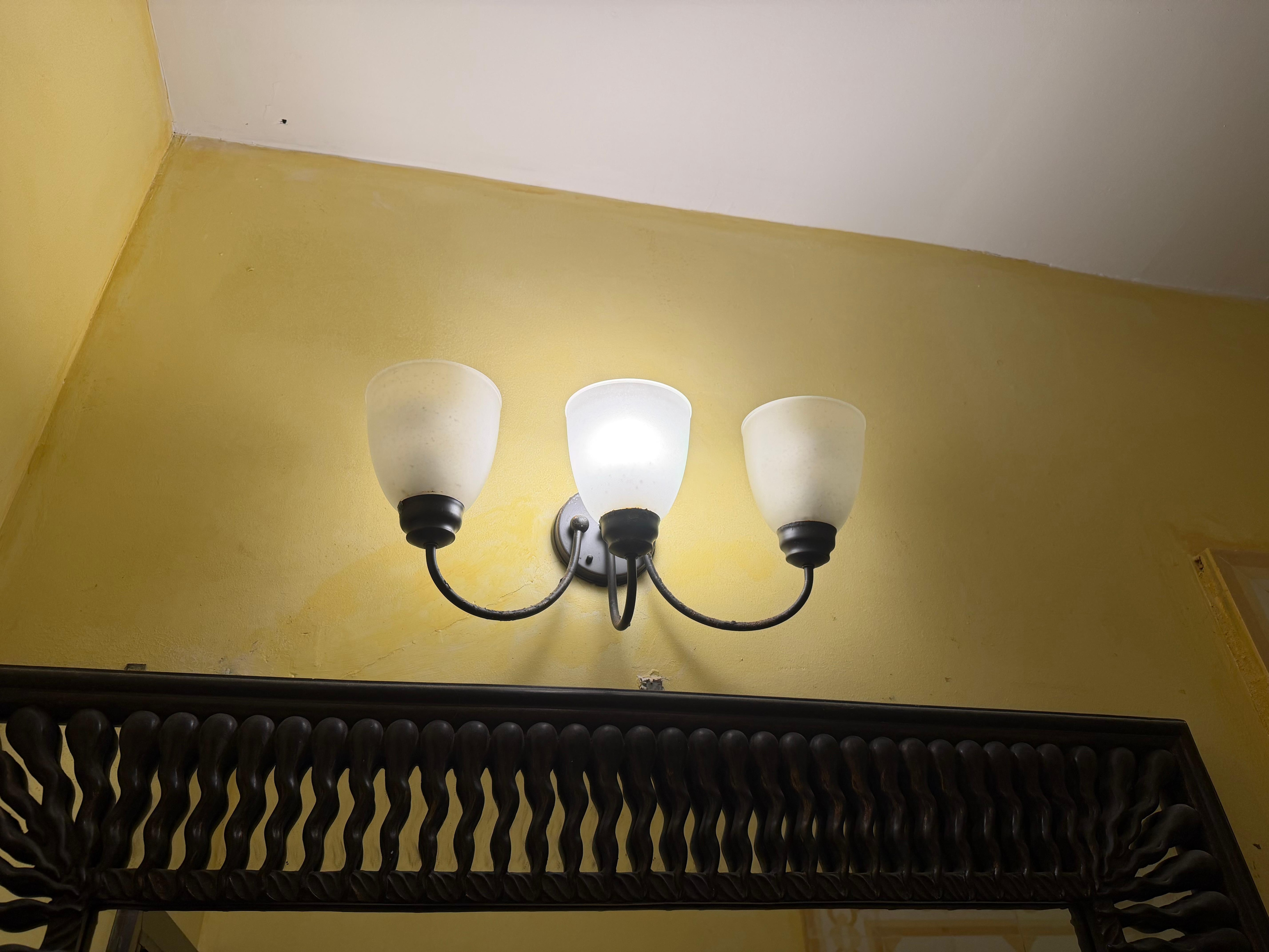 Only one working lightbulb in bathroom 