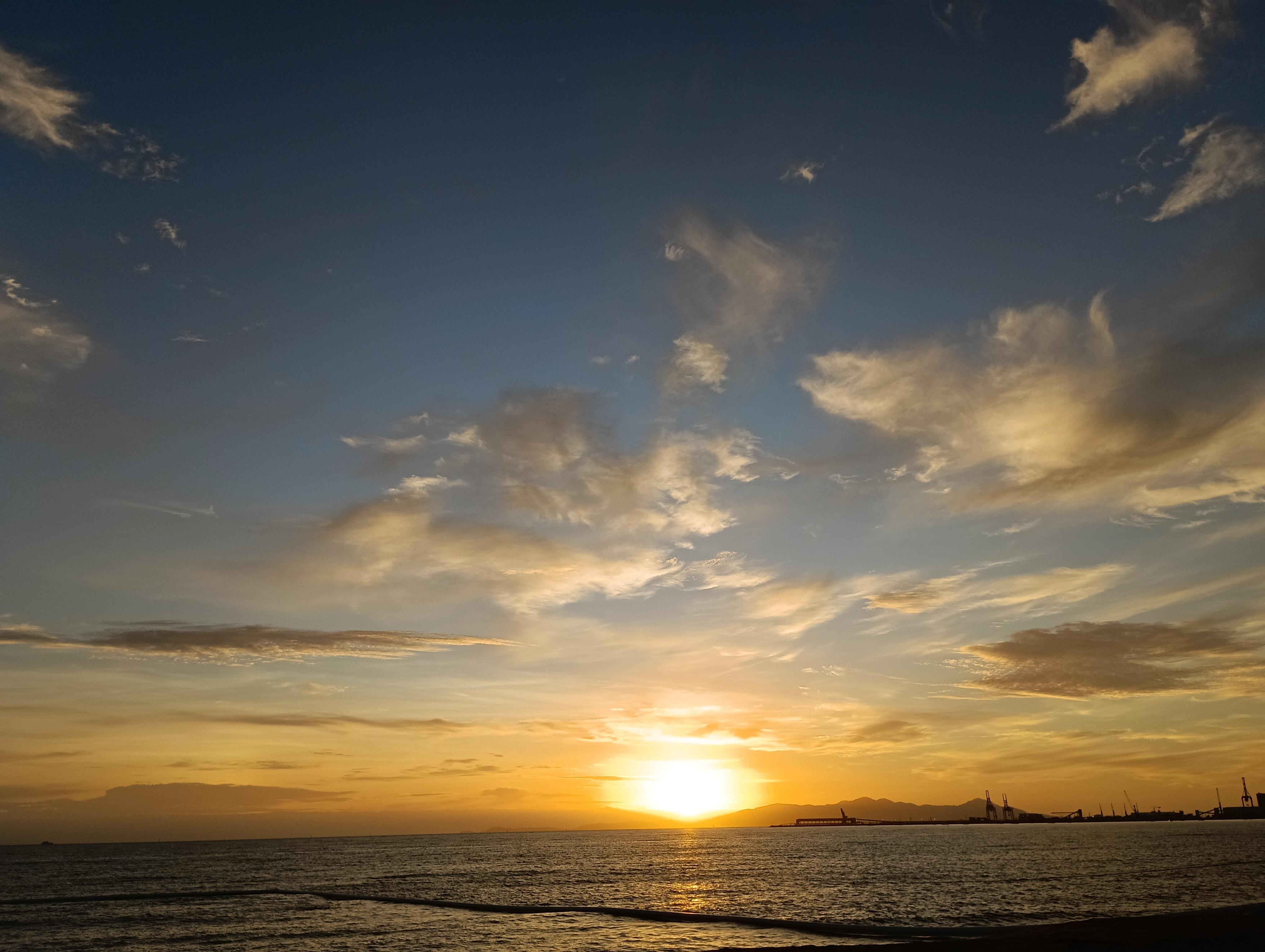 前のビーチの日の出