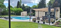 Pool huisje met keuken, slaapbank en airco.