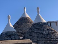 Les trois pièces sous les trulli sont complétées par une extension plus comfortable
