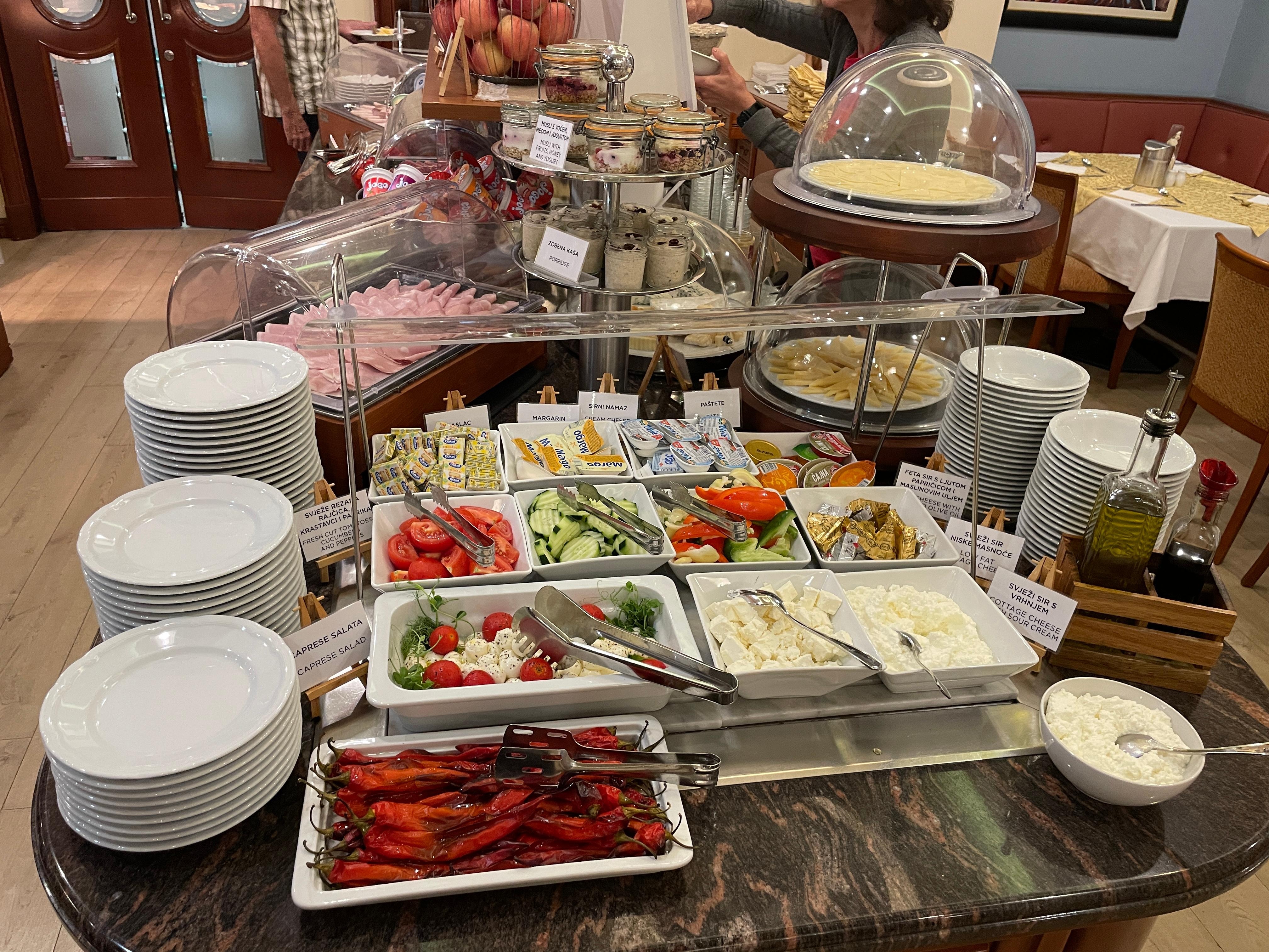 チーズ、野菜も豊富