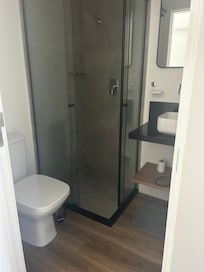 Banheiro com ótimo chuveiro!
Somente a tomada nao cabe o plugue do secador