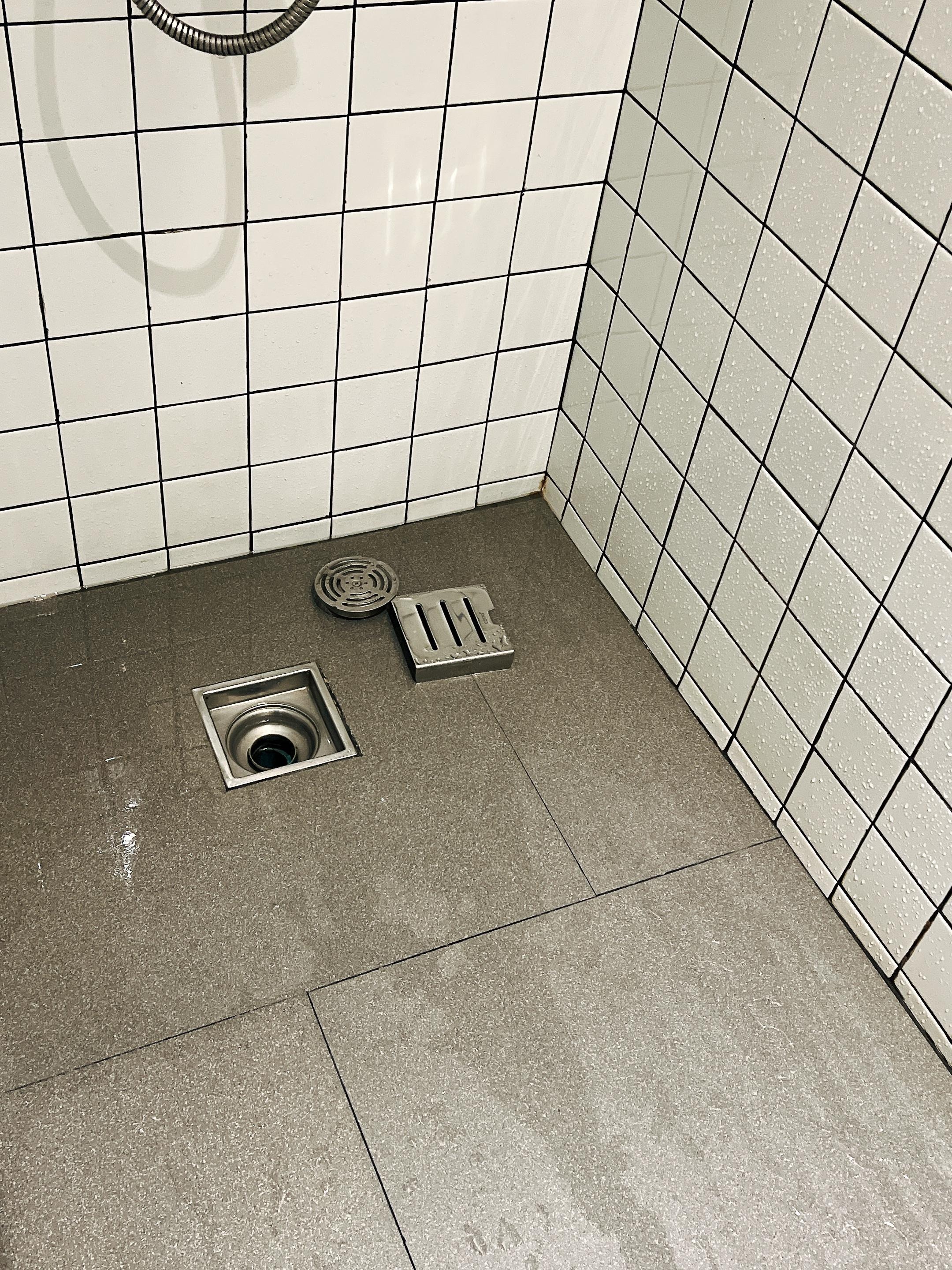 拿掉孔蓋水才不會淹