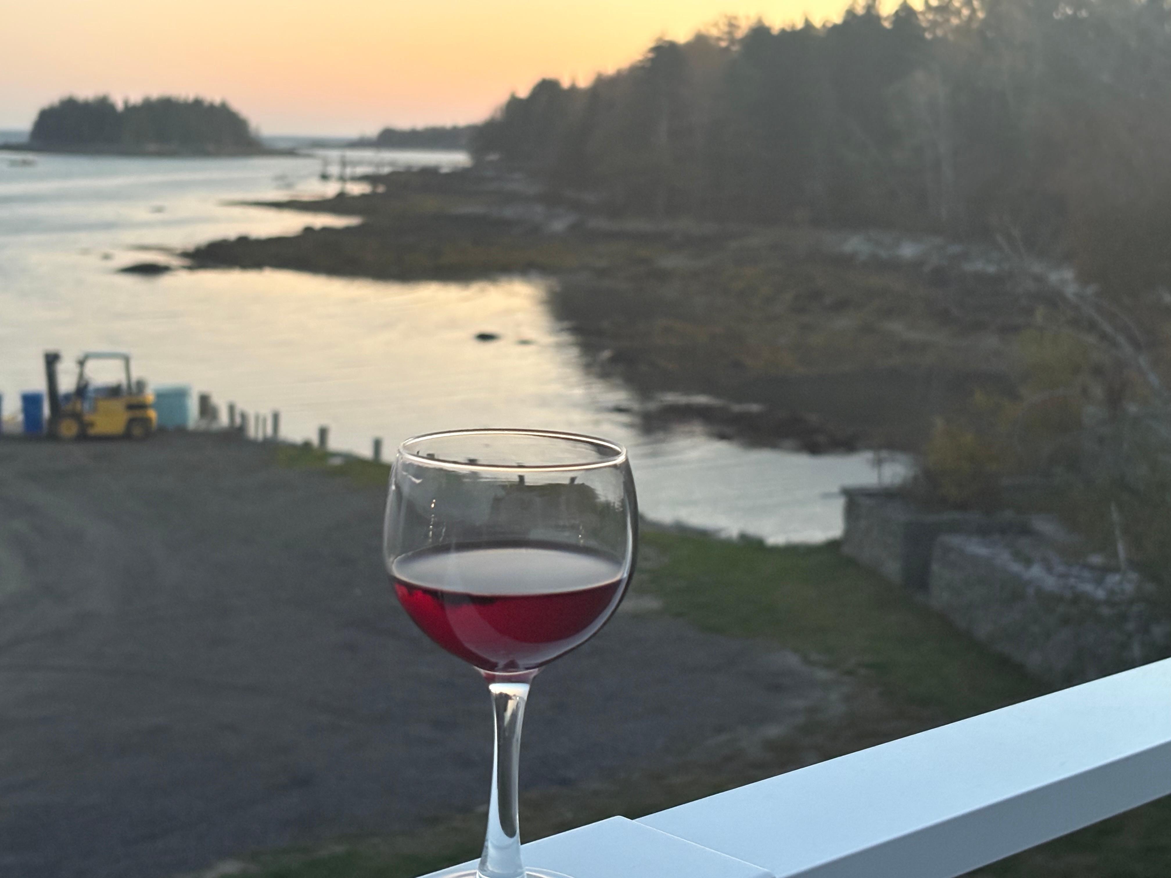 Nice deck for a glass of wine and relaxing 