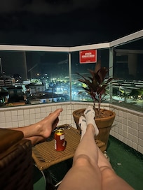 Mirante a noite é maravilhoso. Ótima dica pra quem gosta de tomar uma cerveja e ficar apreciando e ouvindo o mar.