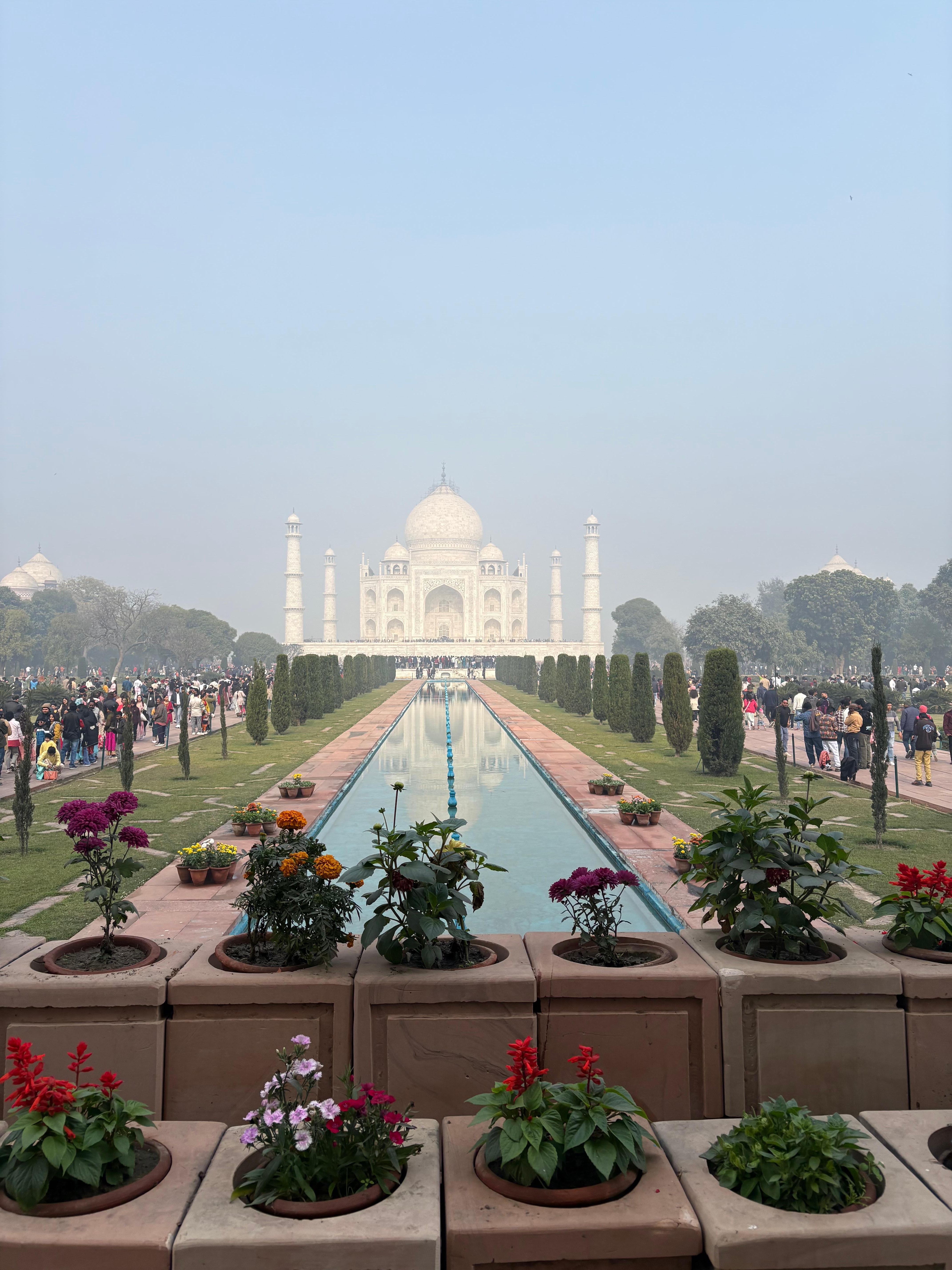 タージマハルへは車でのツアーで行きました。