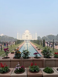タージマハルへは車でのツアーで行きました。