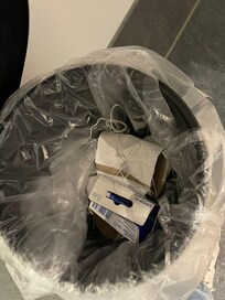 Nicht geleerter MĂŒlleimer im Bad, mit u.a. Zahnseide vom Vormieter