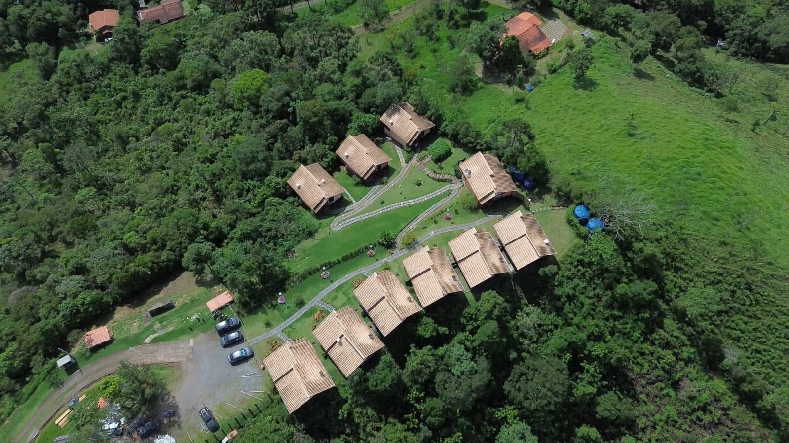 Rodeada  pela natureza exuberante, com cantos de pássaros, fauna e flora nativas, o chalé surpreende pela integração.