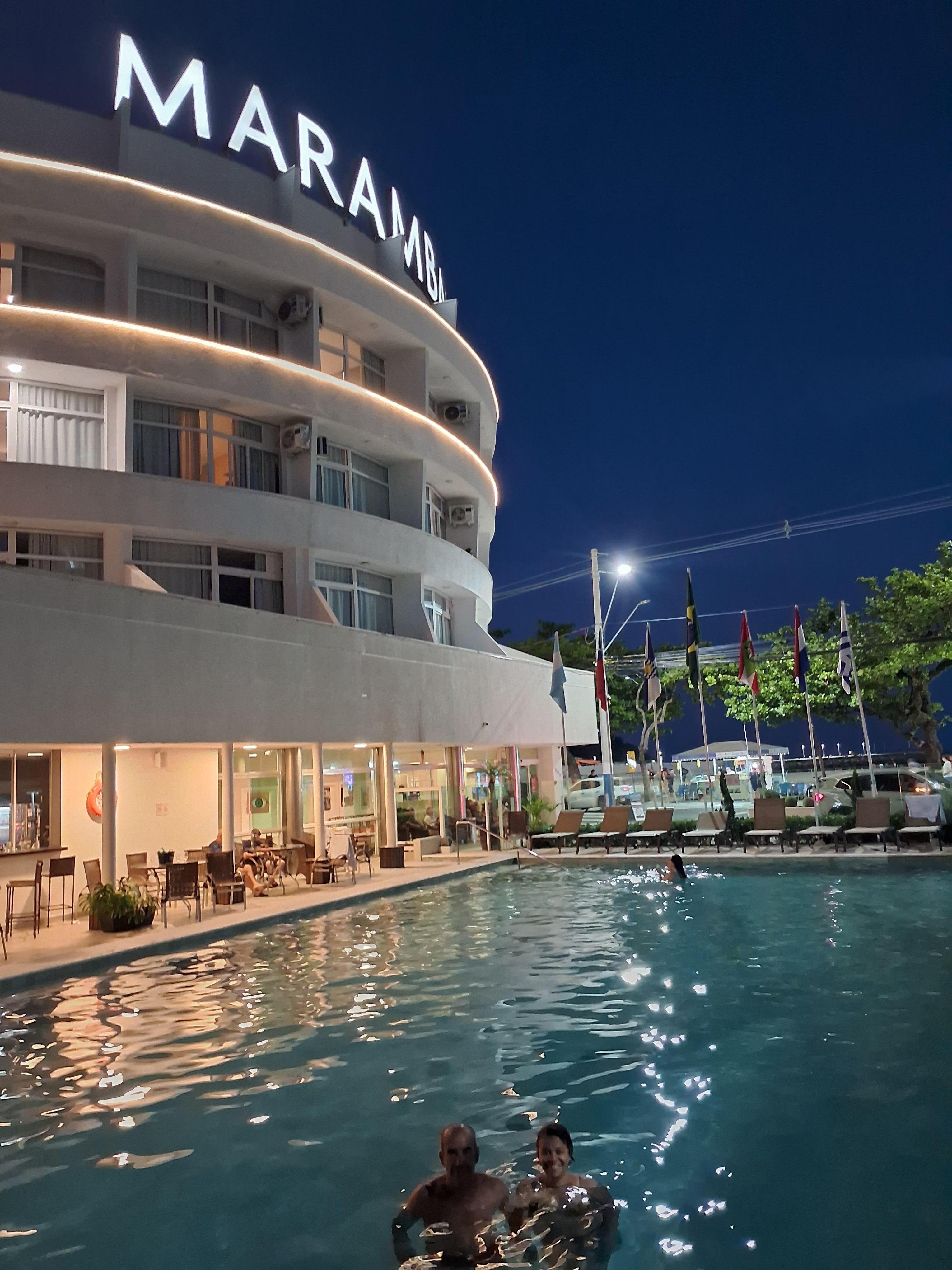 Piscina externa  de frente  ao mar.