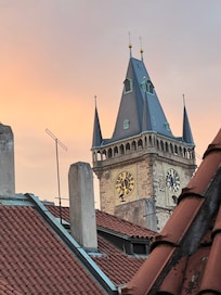 Udsigt til tårnet med det astronomiske ur