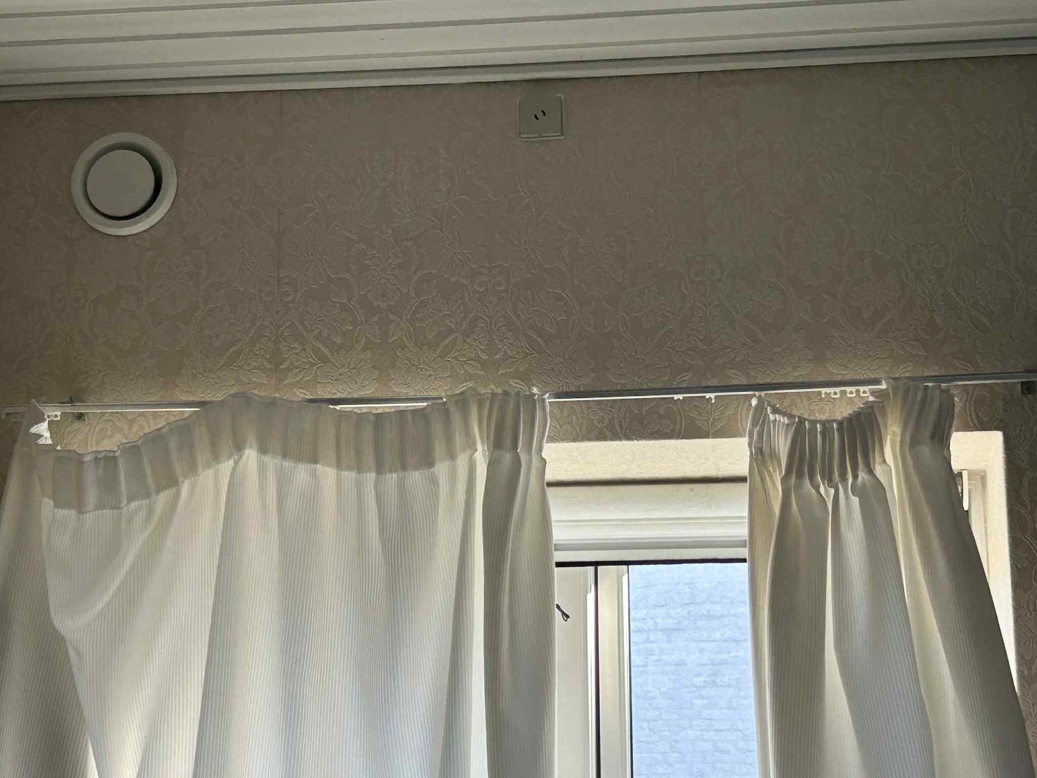 Manglende hægter og knækket glider, gardin ej trækkes for, boede i stueetagen og ud til gaden.