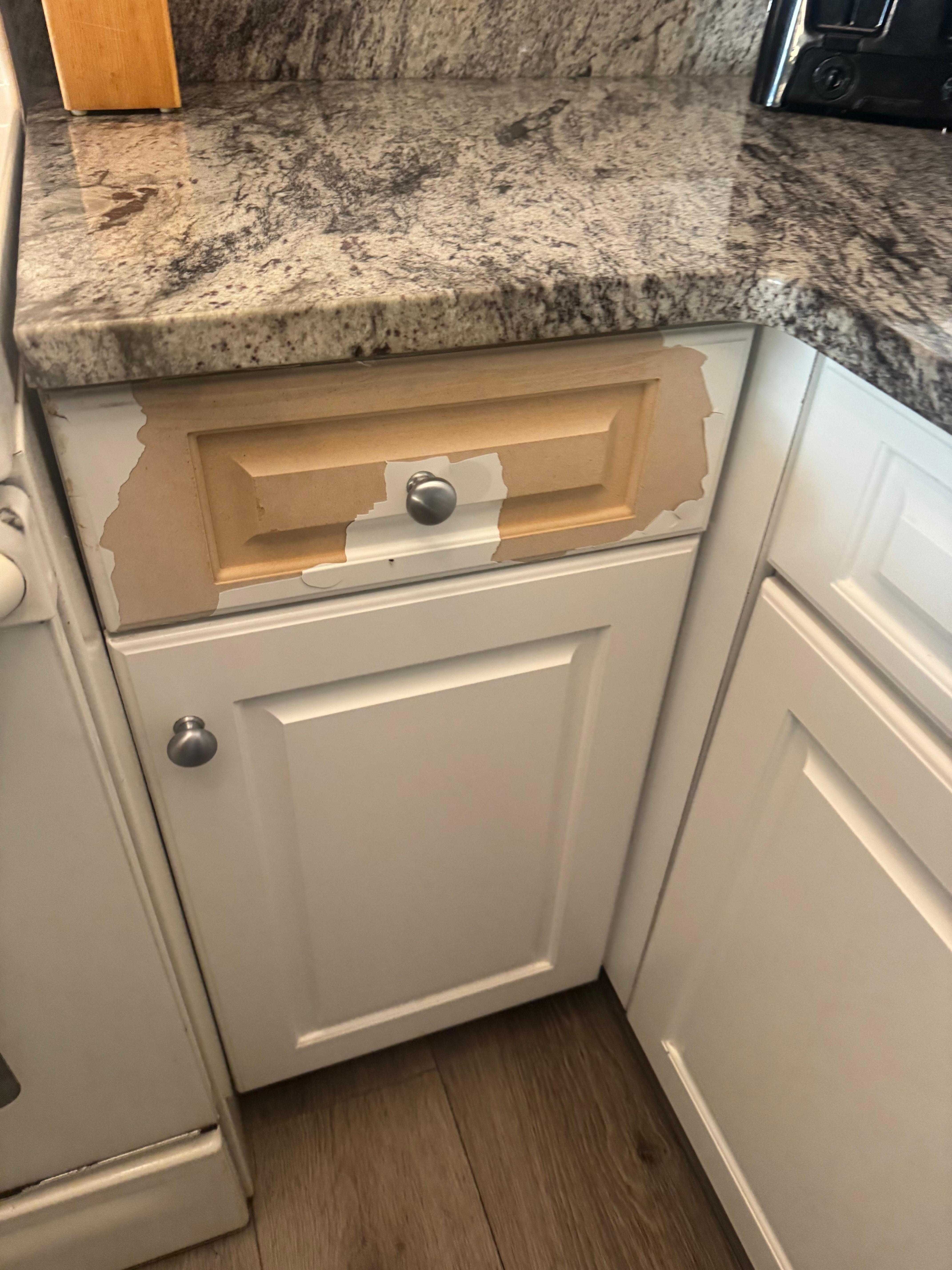 Deferred maintenance in the kitchen. The drawers and doors were very unstable and dirty.