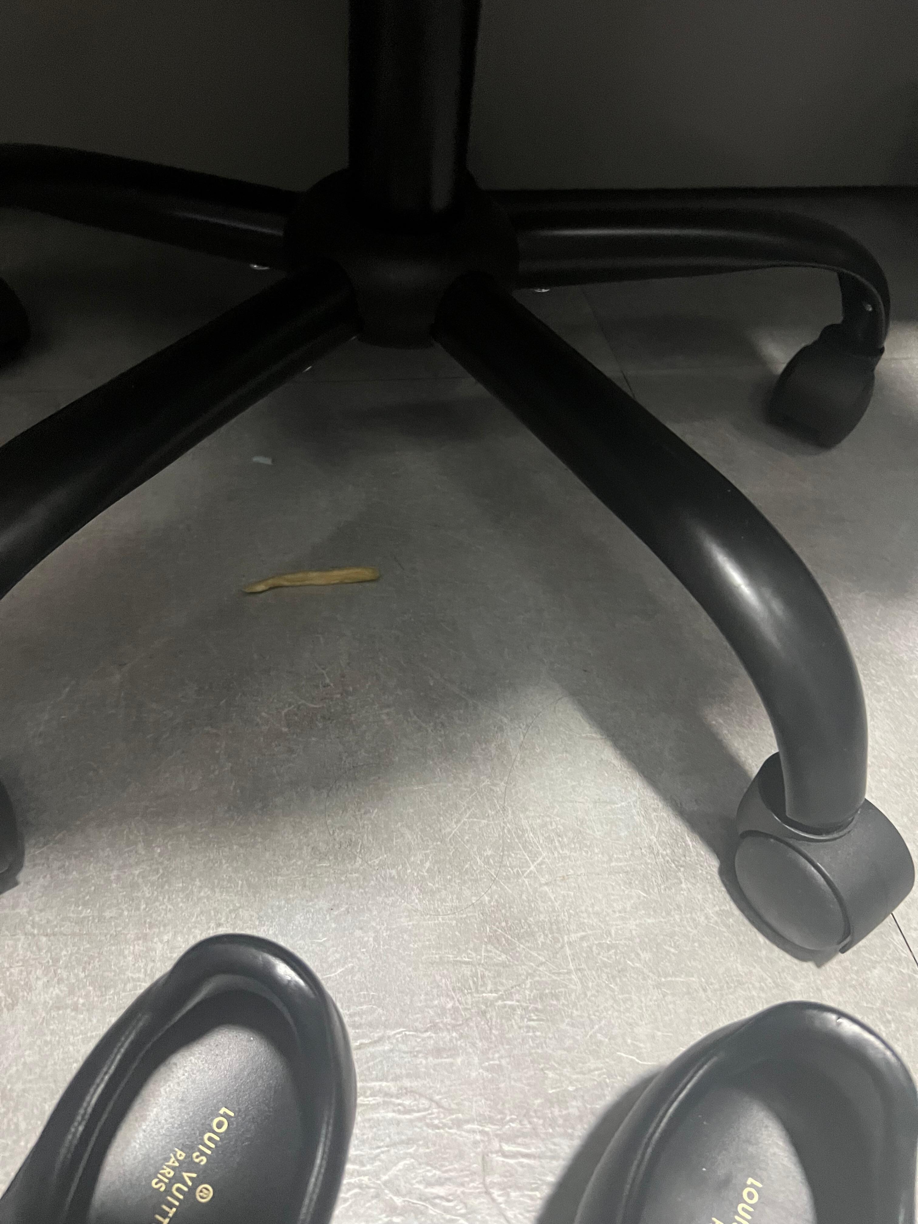 Além de vários cabelos de mulher pelo banheiro .. tinha até batata frita no chão.. limpeza realmente precisa melhorar 