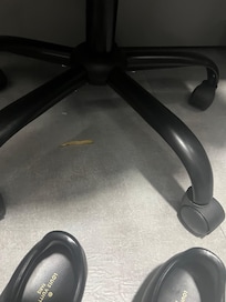 Além de vários cabelos de mulher pelo banheiro .. tinha até batata frita no chão.. limpeza realmente precisa melhorar