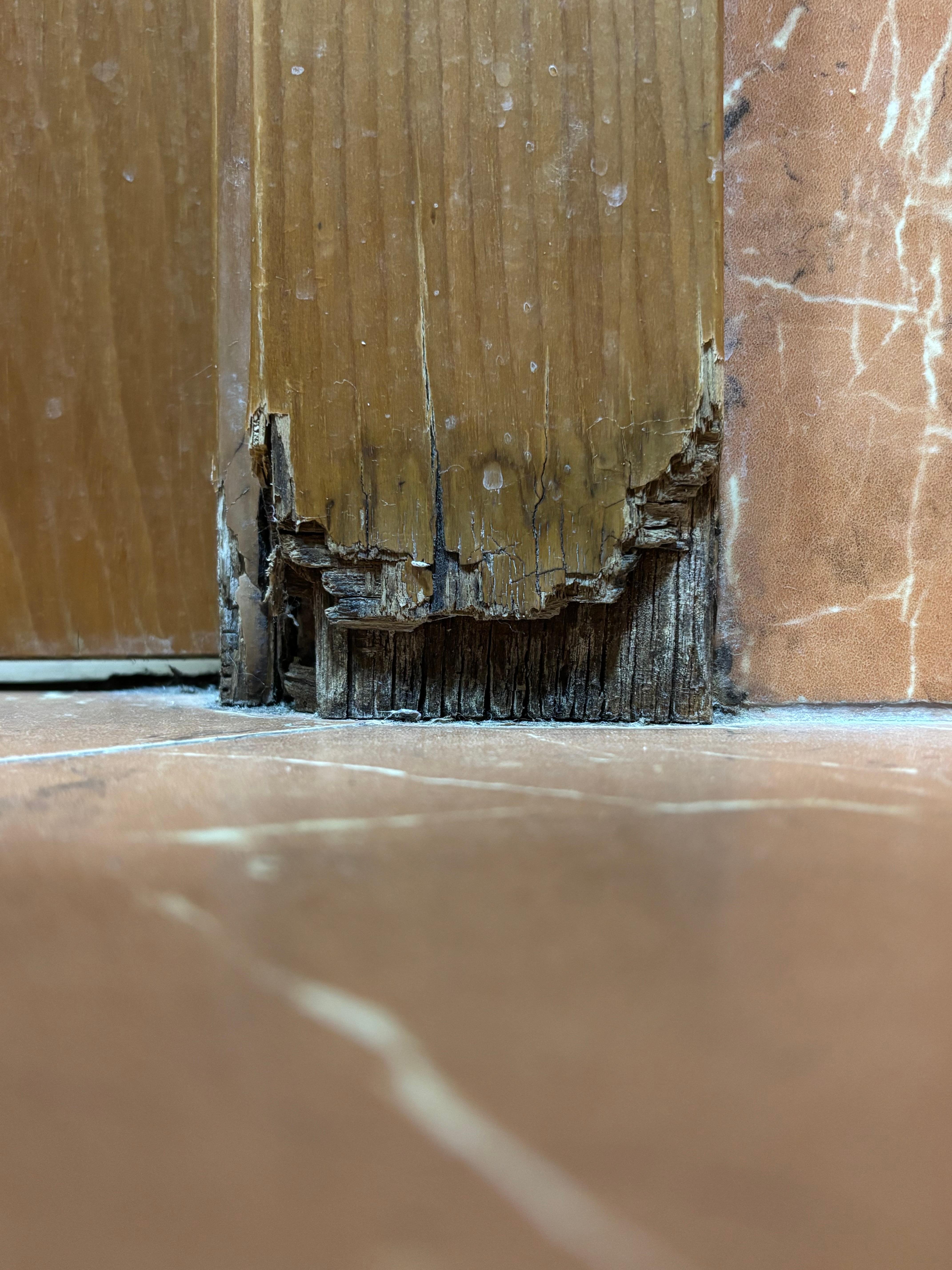 Rum 2, inne på toaletten. 