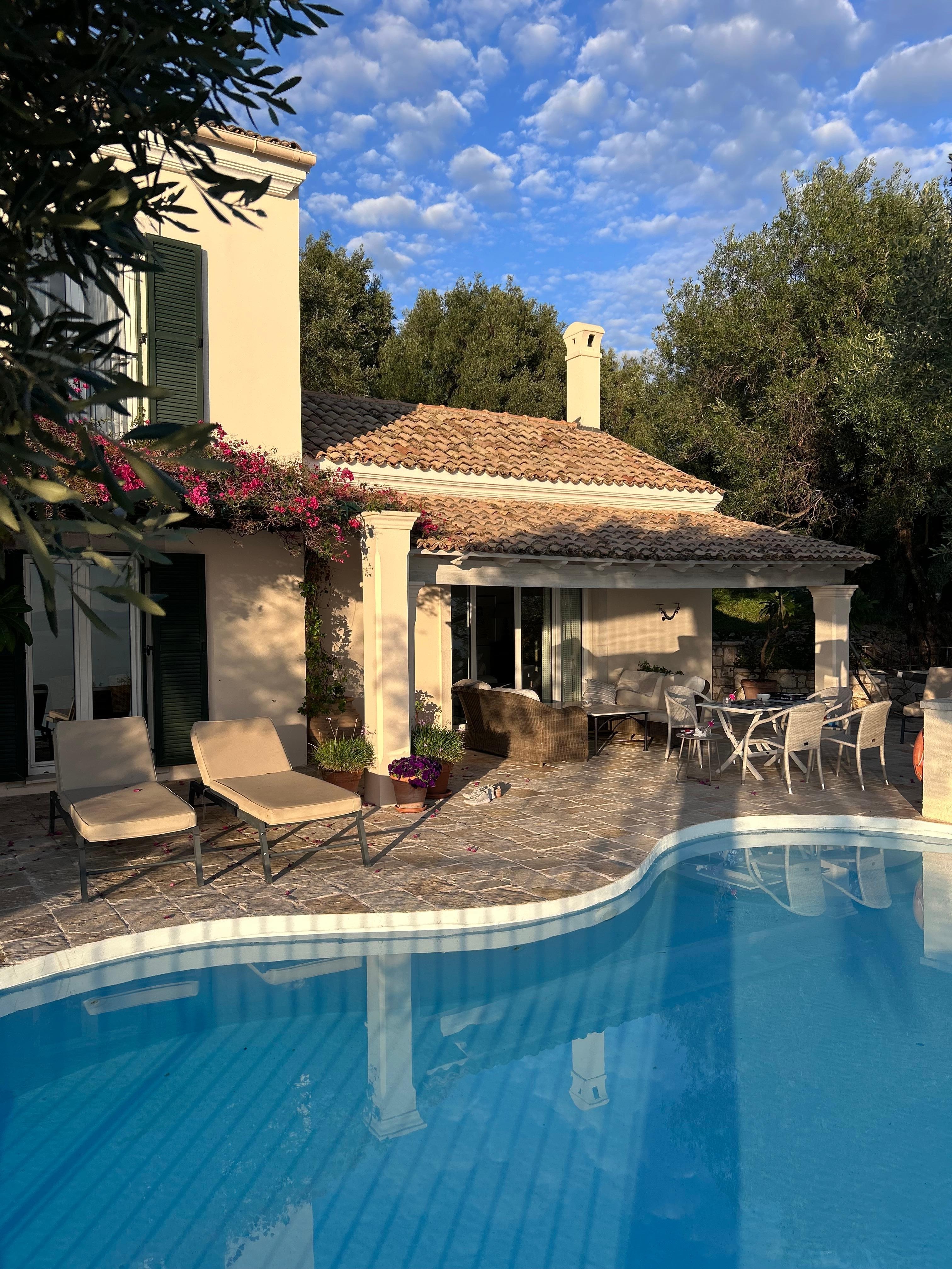 Blick vom Pool auf die Villa Lithos