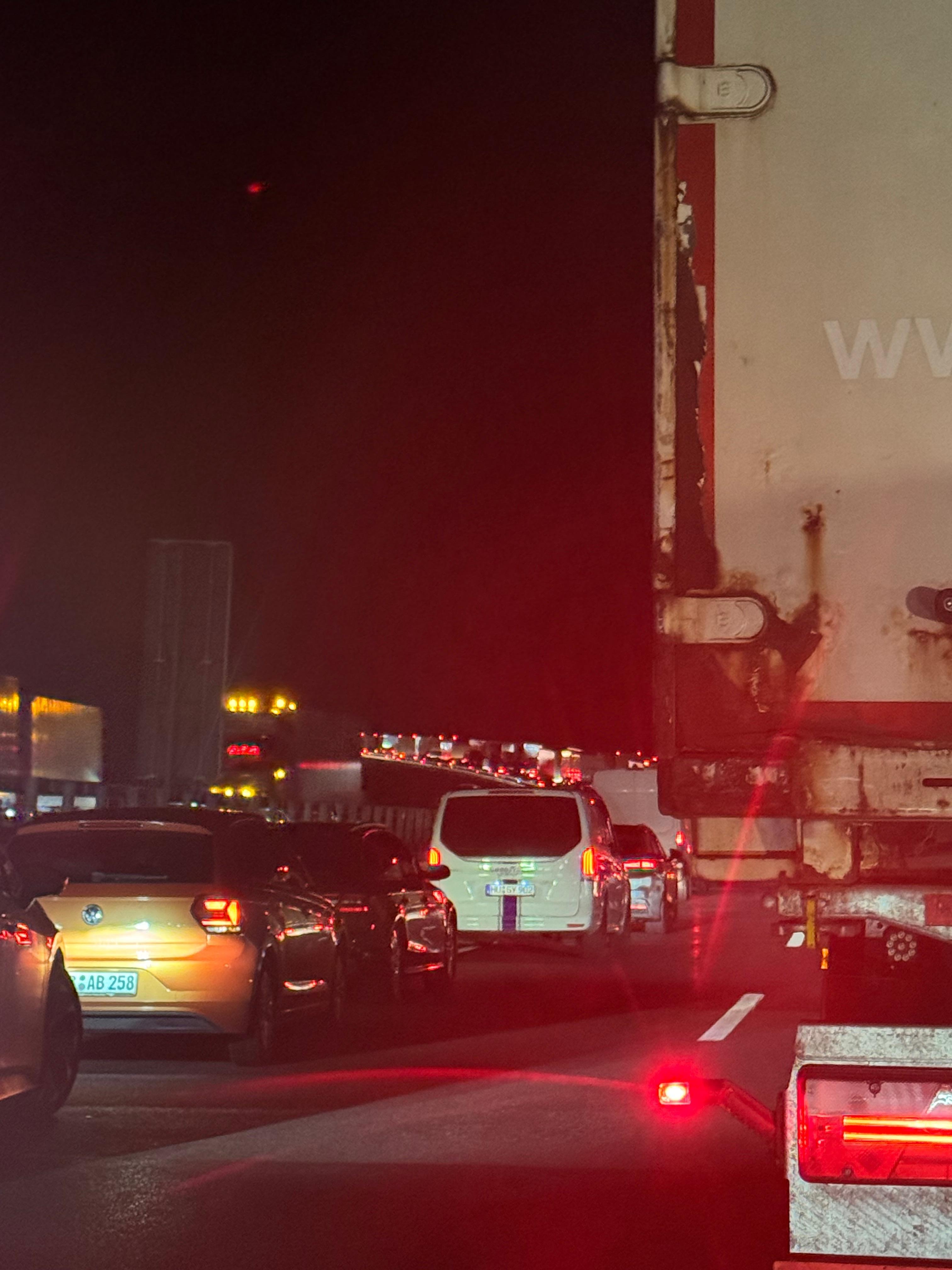 Das Frühstücksbuffet war noch aufgebaut, der Geschirrspüler noch offen.