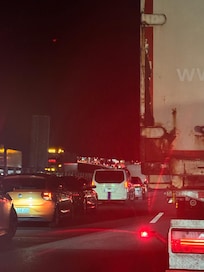 Das Frühstücksbuffet war noch aufgebaut, der Geschirrspüler noch offen.