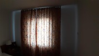 Vor dem Zimmer steht die Hoteleigene Laterne - wie soll man bei diesen Vorhängen schlafen können?
