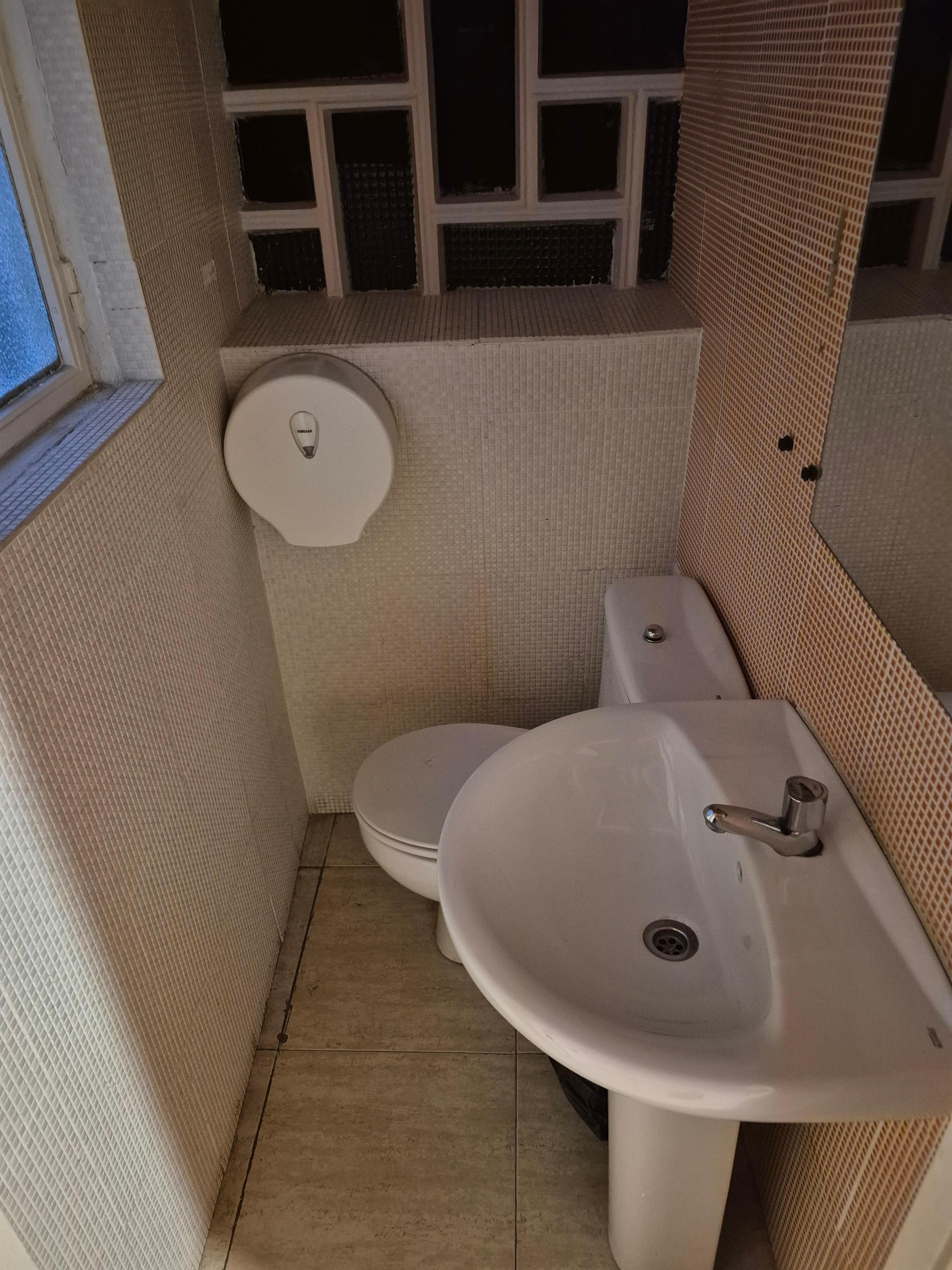 Étroitesse du cabinet de toilette 