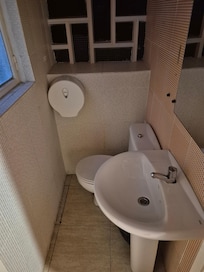 Étroitesse du cabinet de toilette