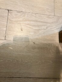 Piso muy sucio inaceptable. Con sustancia pegajosa que parece estaba allí bastante tiempo.