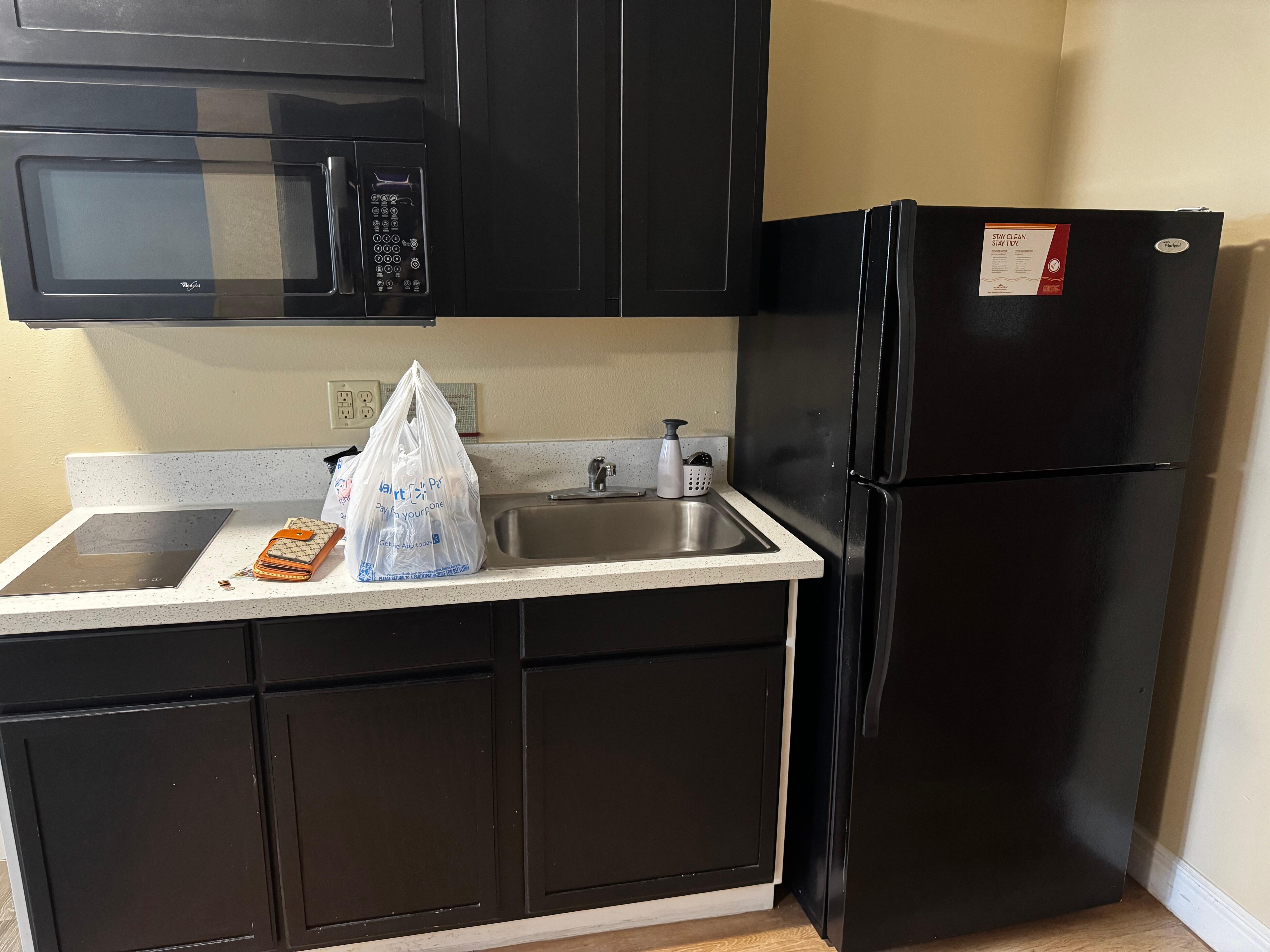The kitchenette area with a large fridge. They provide 4 plates, 2 glasses, a few espresso mugs, a toaster, very scratched pans, and utensils. I would suggest bringing your own pan, dish soap (not provided), sponge, and anything else you might need. 