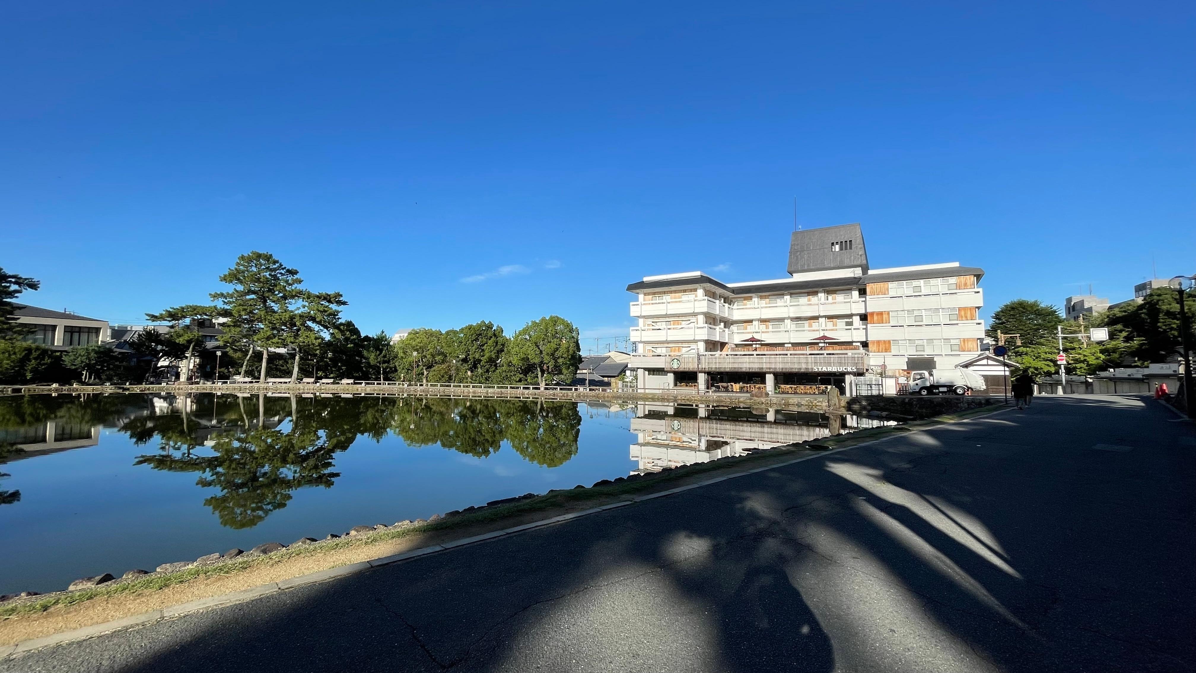 猿沢池の対岸からのホテル全景