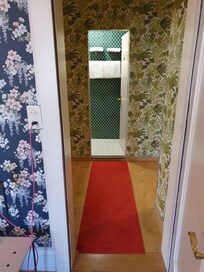 Banho fora do quarto, tinha que passar pelo corredor