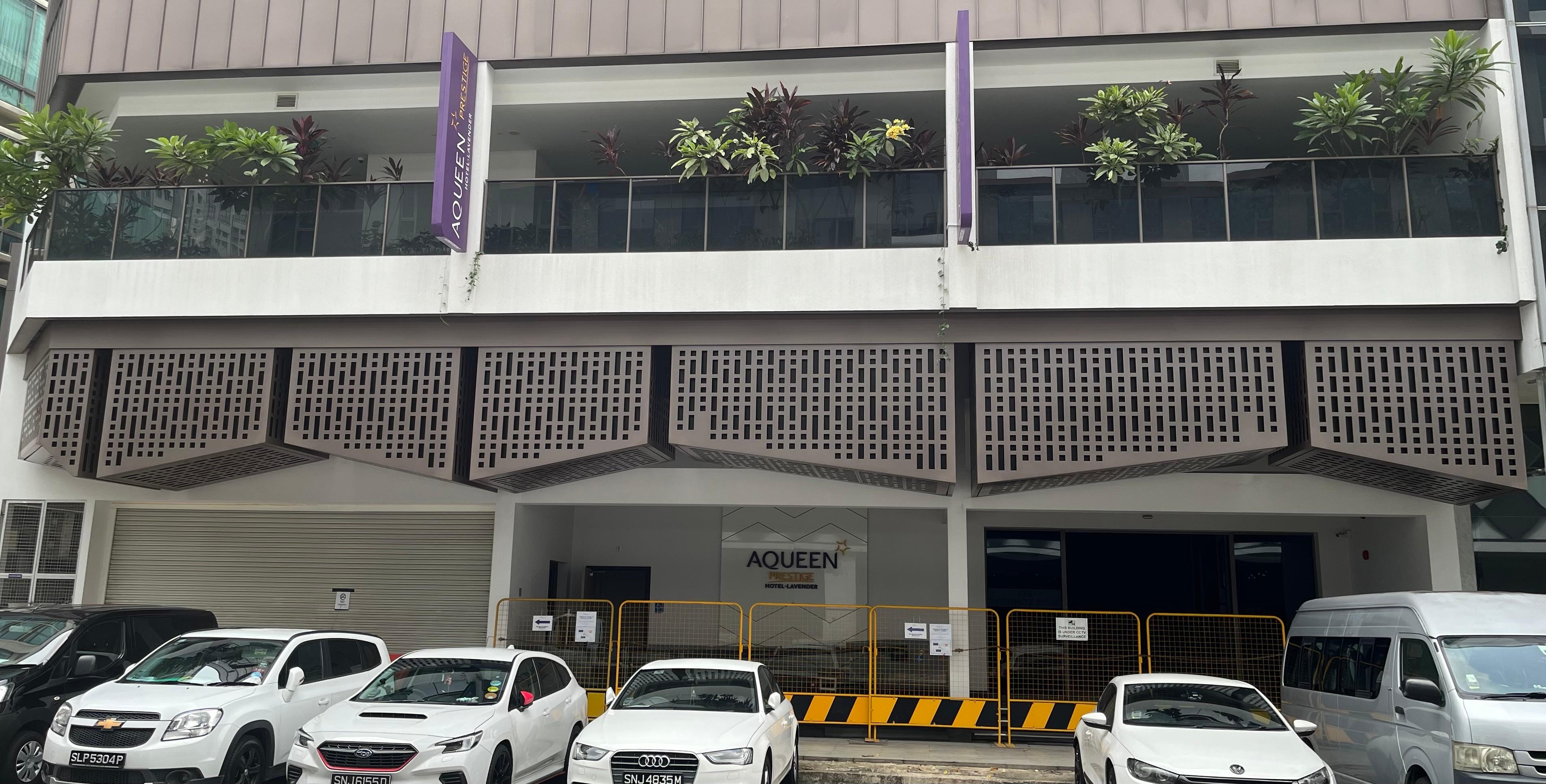 工事中の入口、建物の裏面に入口とフロントあります