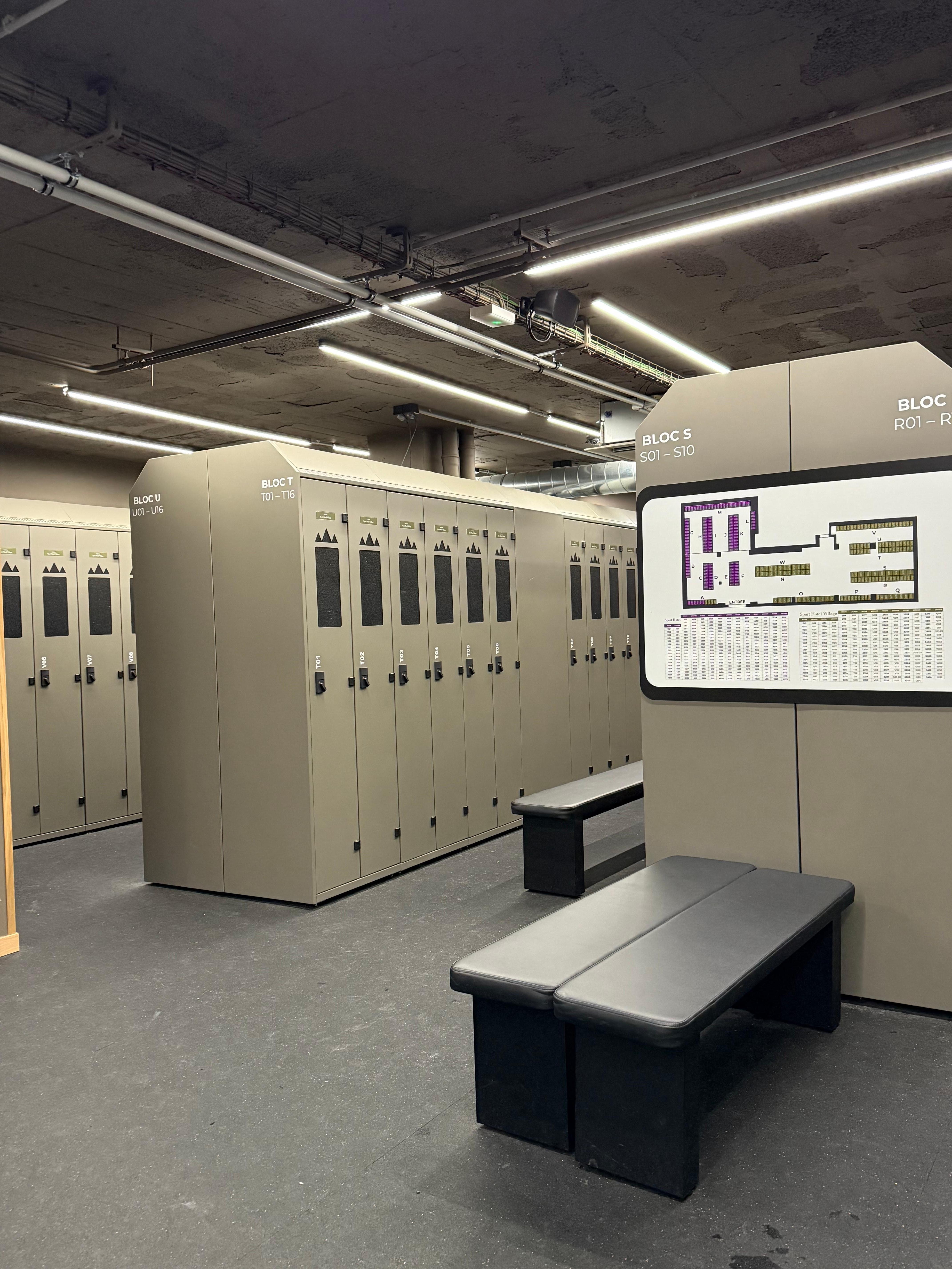 O hotel disponibiliza os armários sem custo para guardar os esquipamentos 